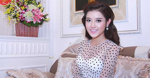 Huyền My giản dị với đầm chấm bi tới dự sự kiện