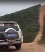 Pha vượt dốc đứng 'sinh tử' của Mitsubishi Pajero