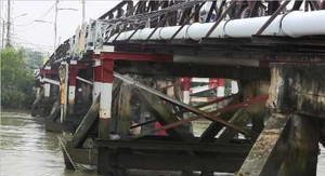 Xà lan đâm hỏng cầu sắt, nhiều người ngã nhào