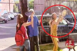 Video: Cười ngất với ‘Thánh cầu mưa’ trên phố