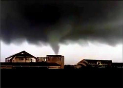 Lốc xoáy lớn hóa thành 'vòi rồng' ở Hải Phòng