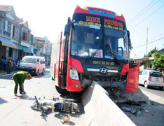 Tông chết cụ ông, xe khách giường nằm trèo lên dải phân cách