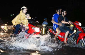 Mưa lớn, Sài Gòn lại ngập sâu trong nước