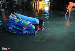 Những hình ảnh rơi nước mắt về cảnh chống lụt