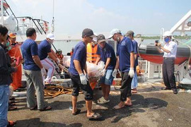 Nổ bình gas trên tàu cá: Đưa thi thể 11 thuyền viên vào đất liền