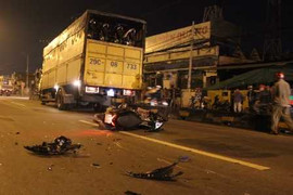 Đi xe máy vào làn ô tô, một cô gái chết thảm