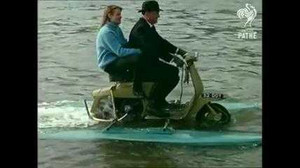 Video: Tròn mắt xem xe máy ‘lưỡng cư’ chạy trên mặt nước