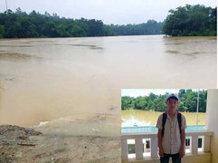 Học sinh lớp 11 lao xuống dòng nước lũ cứu thầy cô