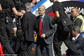 Mourinho mỉa mai: Wenger nên ngừng khóc khi Arsenal thua trận