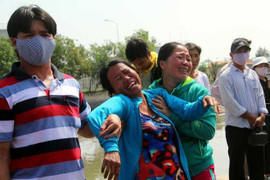 Tiếng khóc xé lòng nơi bến cảng đón 11 thi thể vụ nổ bình gas