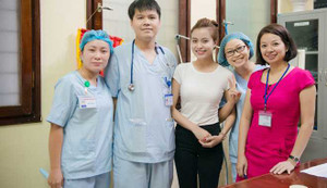 Hoàng Thùy Linh giản dị đi từ thiện trao quà Trung Thu