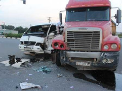 Container tông xe khách, nhiều người nhập viện