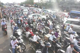 Xe cộ 'chôn chân' ở cửa ngõ Sài Gòn, ngàn người trễ giờ làm