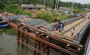 Chưa tìm thấy cô gái rớt xuống sông vì cầu bị dỡ không rào chắn