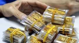 Giá vàng quay đầu giảm nhẹ, USD tiếp tục 'lao dốc'