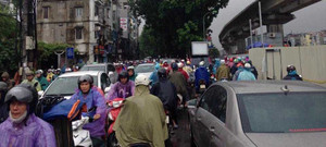 Hàng ngàn phương tiện 'chôn chân' dưới mưa lớn ở Hà Nội