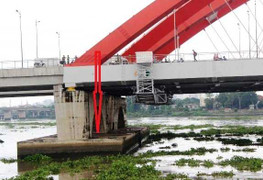 Ngồi đu đưa chân trên lan can cầu, bị ngã tử vong