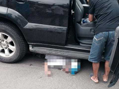 Hà Nội: Va chạm với xe máy, nam thanh niên bị cuốn vào gầm ô tô