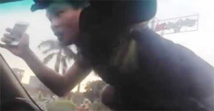 Thanh niên nhảy lên nóc ô tô đang chạy, nghi dàn cảnh cướp