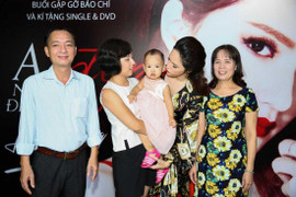 Hương Giang Idol khoe vẻ nữ tính bên bố mẹ và chị gái