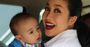 Ốc Thanh Vân bế con đi diễn