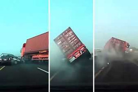 Clip: Kinh hoàng xe tải nổ lốp, húc văng loạt ô tô trên cao tốc