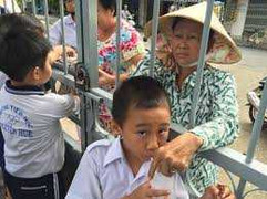 Phụ huynh đau đầu với khoản phí tự nguyện