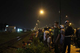 Băng qua đường ray đón taxi, người đàn ông bị tàu hỏa tông chết