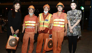 Bảo Thy 'rủ rê' Ái Phương xuống đường phát quà Trung Thu