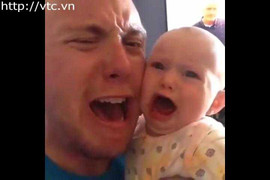 Phì cười với clip hai bố con 'mếu máo' khi mẹ vắng nhà