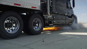 Cận cảnh chiếc xe containner bị nổ 2 lốp trước khi đi tốc độ cao