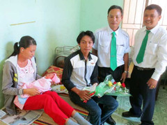 Tài xế taxi đỡ đẻ ngay trên xe, cứu cả mẹ và con