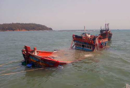 Hai tàu đâm nhau, 12 ngư dân trôi dạt trên biển