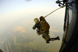 Cận cảnh đặc công tập luyện đổ bộ đường không