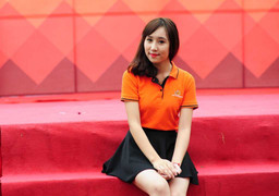 Nữ sinh rạng rỡ trong đồng phục áo cam ngày khai giảng