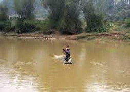 Khiếp đảm cảnh vượt sông bằng bè mảng chờ 'cầu treo' ở Thanh Hóa