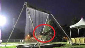 Clip: Độc đáo kiểu chơi xích đu trong màn mưa