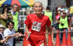 Cụ ông 105 tuổi lập kỳ tích chạy nước rút 100m