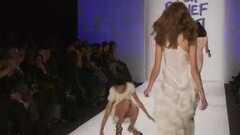 Clip: 'Vồ ếch’ liên tiếp trên sàn catwalk, chân dài ngượng chín mặt
