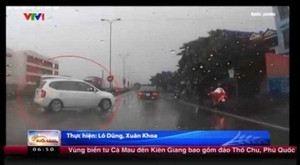Clip: Thót tim với pha sang đường kiểu ‘tự sát’ khi trời mưa