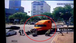 TP.HCM: Kinh hoàng xe container 'điên' lao thẳng vào dàn xe đang chờ đèn đỏ