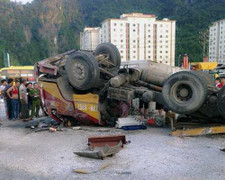 Xe đầu kéo lật ngửa giữa đường, tài xế thoát chết hy hữu