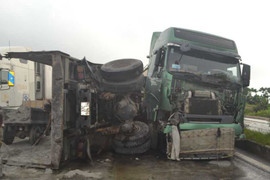 Xe bồn tông xe tải lật ngửa trên quốc lộ