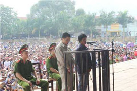 Biển người theo dõi phiên tòa xử kẻ hiếp dâm rồi sát hại em họ