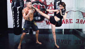 Diễm My 9X trổ tài đánh đấm như võ sĩ chuyên nghiệp