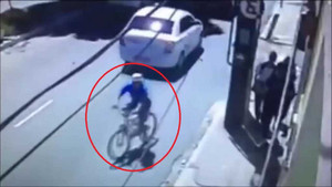 Clip: Đi xe đạp cướp điện thoại, bị ô tô húc thảm hại