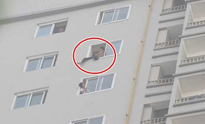 Nam thanh niên ngáo đá làm loạn trên tầng 21 chung cư