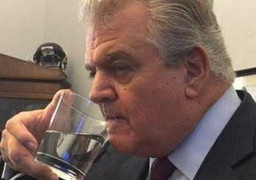 Nghị sỹ Mỹ trộm ly nước uống thừa của Giáo Hoàng Francis