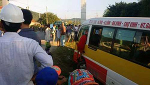 Cướp vô lăng xe buýt chạy loạn xạ trên đường