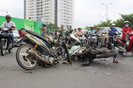 Xe máy tông nhau gãy làm đôi, 1 người nguy kịch